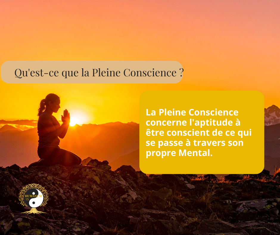 Soleil levant, femme en prière. Signification de la Pleine Conscience